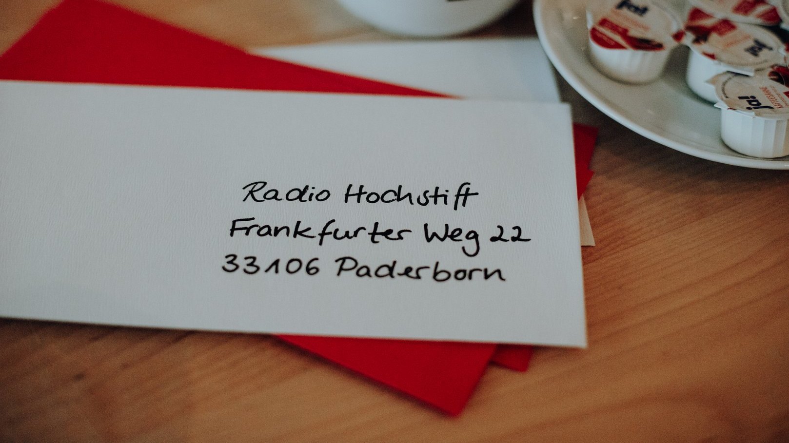 Brief mit der Adresse von Radio Hochstift. Die Adresse lautet: Radio Hochstift, Frankfurter Weg 22, 33106 Paderborn.