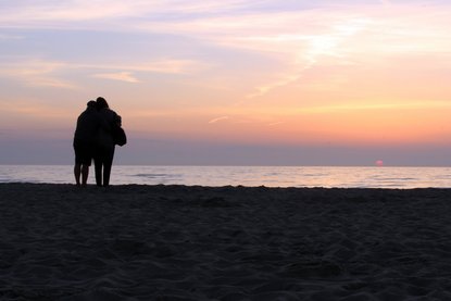 Paar schenkt sich im Sonnenuntergang Kraft