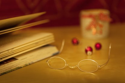 Buch mit Lesebrille
