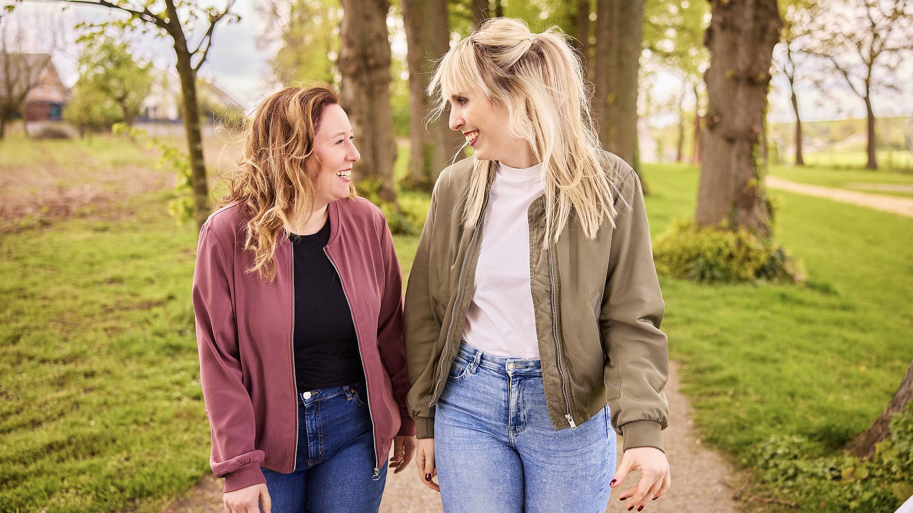 Dania Tölle und Julia Kleinekemper schauen sich an