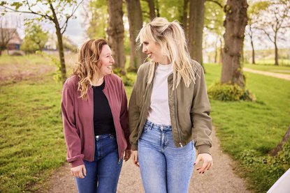 Dania Tölle und Julia Kleinekemper schauen sich an
