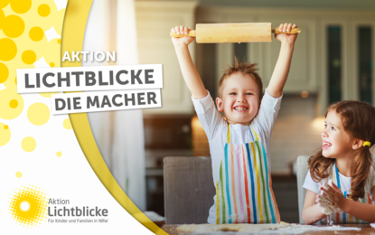 Kind reckt Kuchenrolle beim Backen fröhlich in die Höhe.