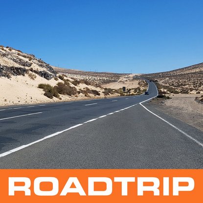Cover des Podcasts Roadtrip zeigt eine Landstraße