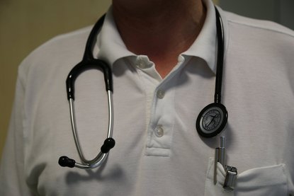 Arzt mit Stethoskop um den Hals