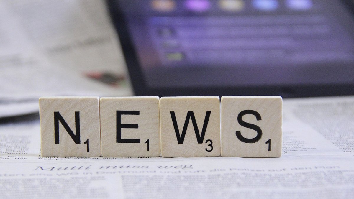 "News" geschrieben in Scrabble-Buchstaben