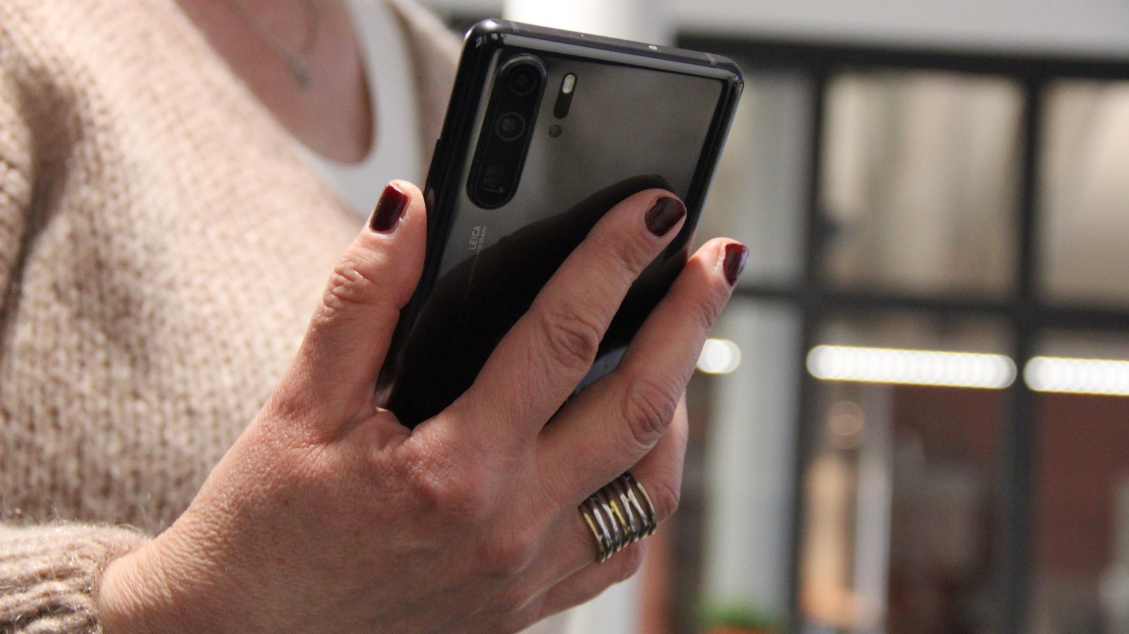 Frau hält Android-Smartphone in der Hand
